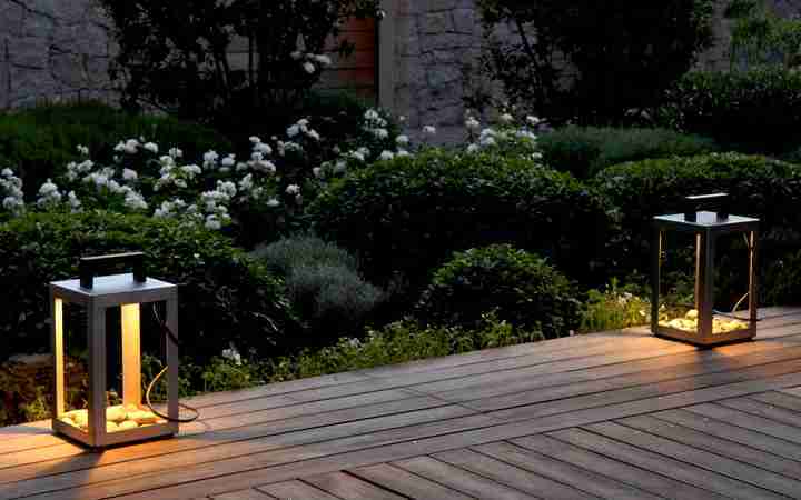tuinbeleving met losse lichtelementen op terras of bij zwembad- welness in tuin. 