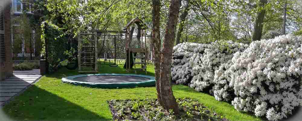 tuin met speelruimte voor kinderen, harmonieus opgenomen in geheel.