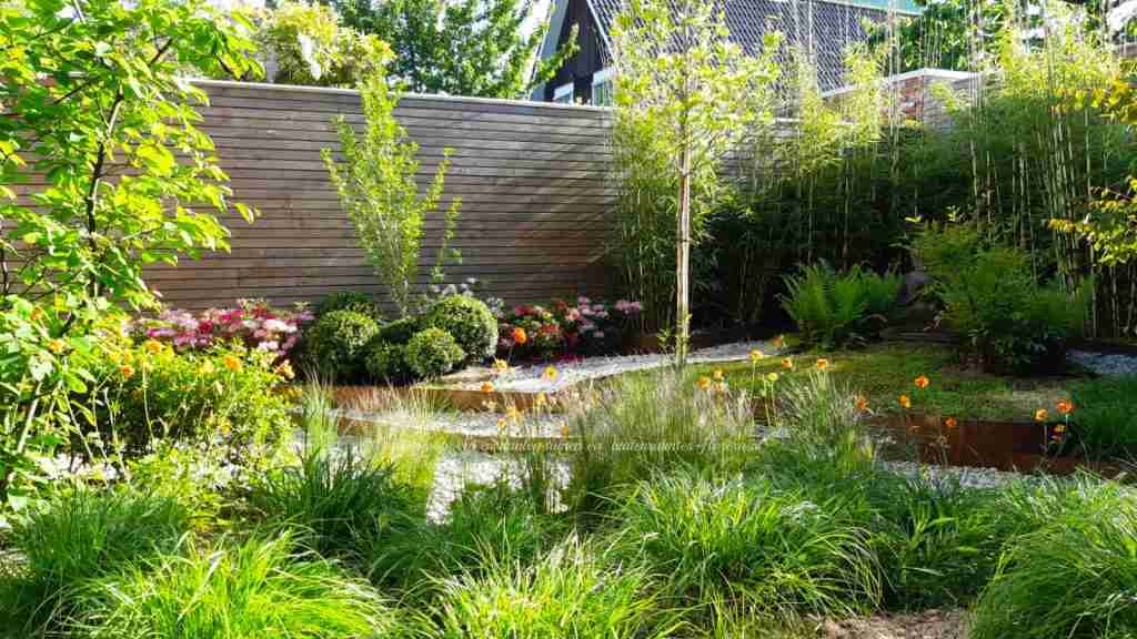 Oosterse sfeertuin en tuinplanten in bloei in de lentetuin na tuinontwerp via tuinarchitect Eindhoven