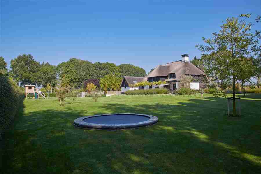 familietuin tuinontwerp Someren- trampoline in de tuin- florera tuinarchitect