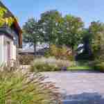 prachtig terras liggend in het groen en bloem, ;landelijke tuin met hoogteverschillen tuinontwerp Someren-florera.nl