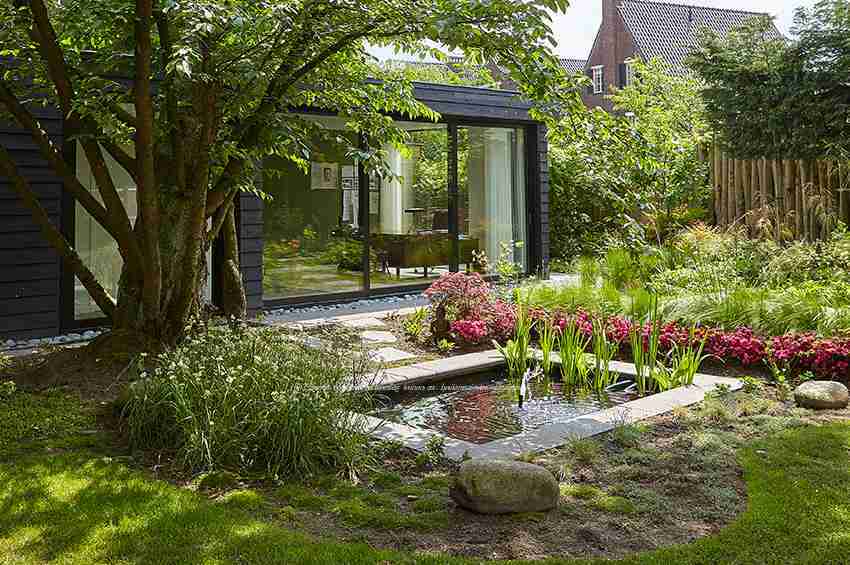luxe stadstuin ontwerpen Eindhoven met vijver en tuinkamer-florera.nl